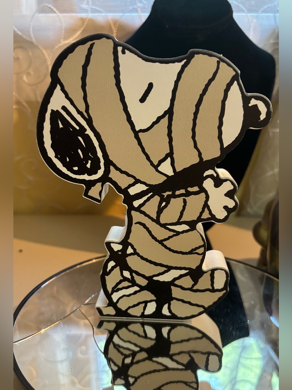 Snoopy Mummy decorating